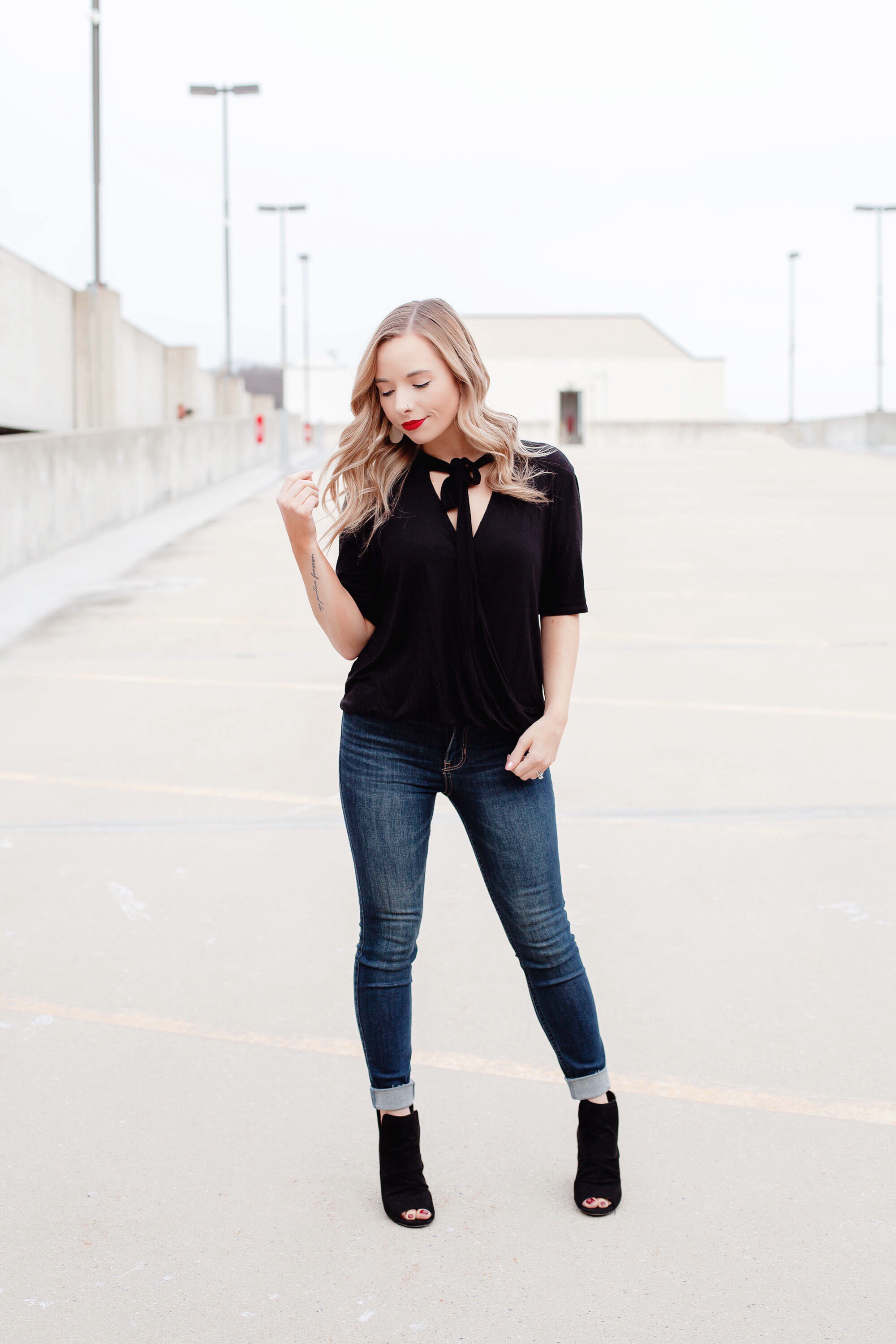 jeans and black top outfit