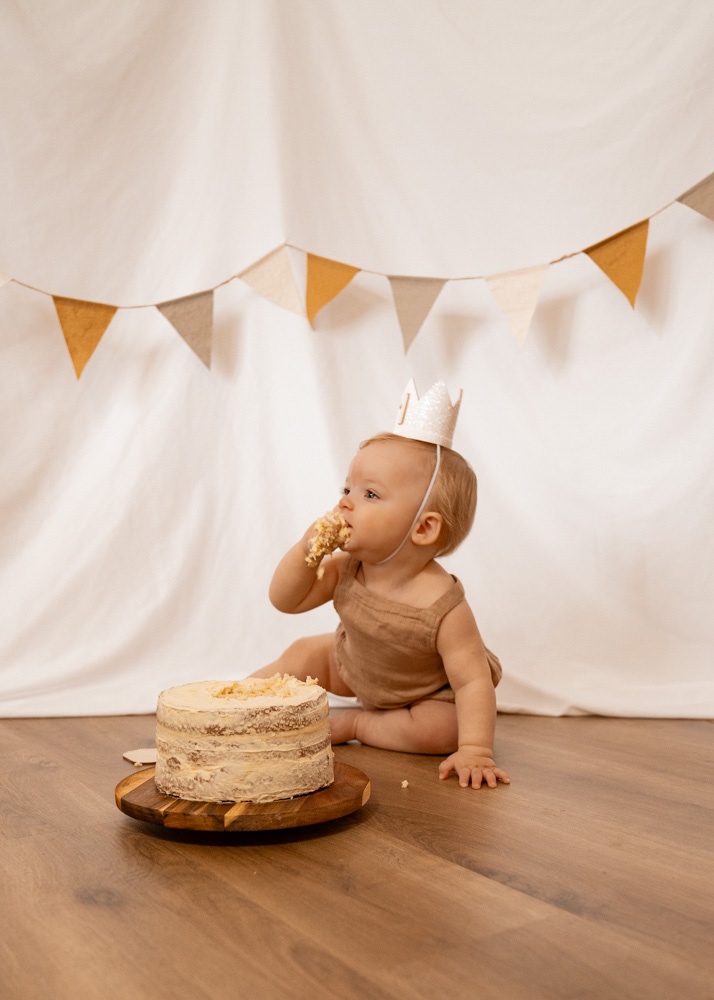 Dining Delight: Tips for a Successful DIY Cake Smash Photo Shoot